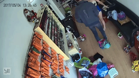Cô gái kể lại chuyện đánh trả tên cướp mang súng xông vào tiệm nail ở Hà Nội - Ảnh 1.
