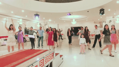 Thế nhưng vào bên trong mà những màn nhảy flashmob của cả gia đình.