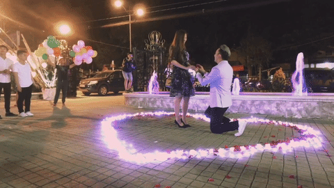 Cô gái nào cũng phải xúc động khi được cả gia đình cầu hôn thế này