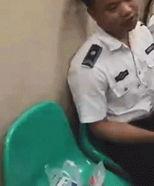 nguoi dan ong hoang loan, khoc thet vi so... tiem hinh anh 3