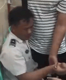 nguoi dan ong hoang loan, khoc thet vi so... tiem hinh anh 1