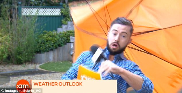MC thời tiết Deric Hartigan đang lên hình bản tin trực tiếp cho kênh TV3 (Ireland) thì một cơn gió nổi lên cuốn anh đi cùng với chiếc ô.