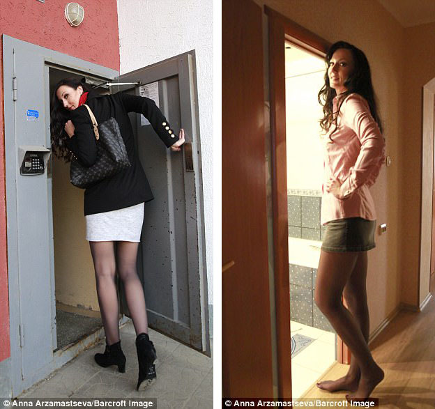 Ekaterina đã luyện được cho mình sự cẩn thận mỗi khi bước qua bất cứ một cánh cửa nào bởi đa số các cảnh cửa đều thấp hơn chiều cao của cô.