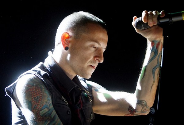 Chester Bennington là thủ lĩnh và giọng ca chính của ban nhạc Linkin Park