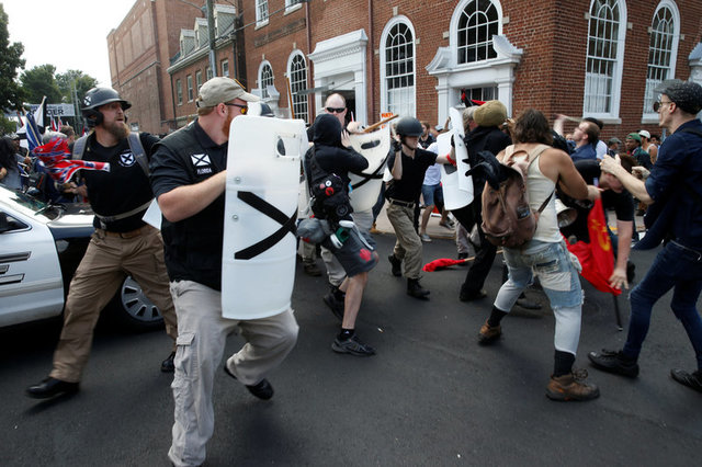 
Nhưng xô xát đã xảy ra giữa những người da trắng dự kiến tham gia cuộc tuần hành và đám đông biểu tình, trong đó có nhiều người da màu, phản đối tuần hành tại thành phố Charlottesville, khiến ít nhất 15 người bị thương. (Ảnh: Reuters)
