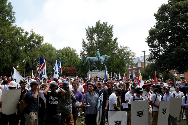 
Những người theo chủ nghĩa ủng hộ da trắng ngày 12/8 dự định tổ chức một cuộc tuần hành quy mô lớn tại thành phố Charlottesville để phản đối việc phá dỡ bức tượng của một vị tướng thời Nội chiến Mỹ. (Ảnh: Reuters)
