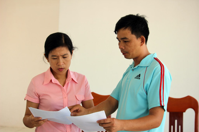 
Thầy Nguyễn Tấn Song, GV môn Thể dục, trường THCS Đồng Khởi chỉ rõ những sai phạm trong việc ký HĐLĐ của phòng GD&ĐT huyện Tây Hòa.
