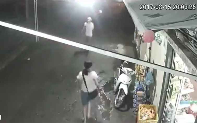 Video - Clip: Trộm vứt xe bỏ chạy khi bị chủ nhà phát hiện (Hình 2).