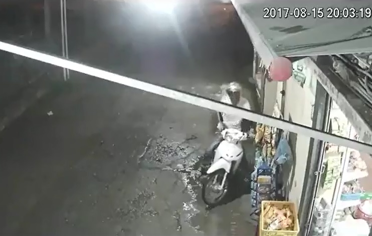 Video - Clip: Trộm vứt xe bỏ chạy khi bị chủ nhà phát hiện