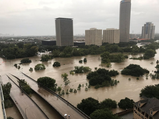 
Bão Harvey đã gây ra mưa lớn trên diện rộng tại nhiều khu vực ở Texas. Trong ảnh là một khu vực ở thành phố Houston, bang Texas chìm trong biển nước. (Ảnh: Reuters)
