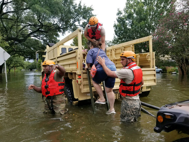 
Các binh sĩ thuộc Lực lượng vệ binh quốc gia Texas tham gia công tác cứu hộ (Ảnh: Reuters)
