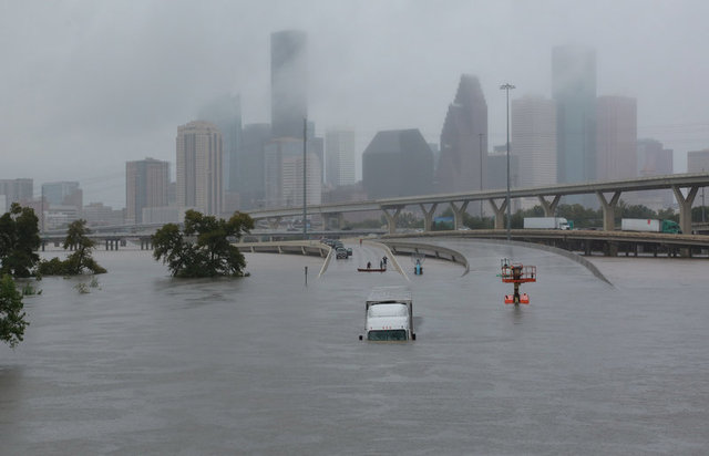 
Tuyến đường trên cao tốc I-45 tại Houston có đoạn bị ngập rất sâu (Ảnh: Reuters)
