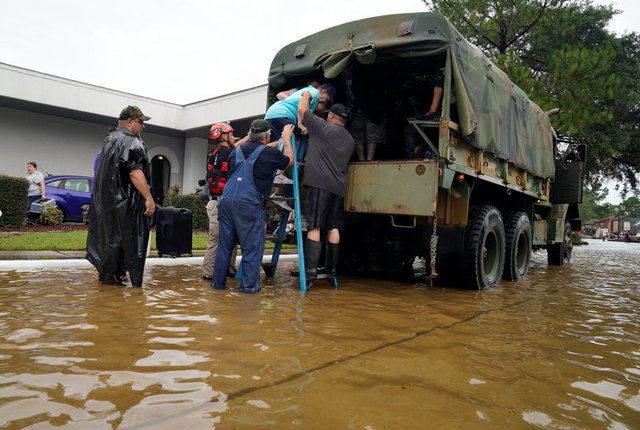 
Hàng nghìn người đã phải gọi cứu hộ khẩn cấp do bị mắc kẹt trong lũ lụt (Ảnh: Reuters)
