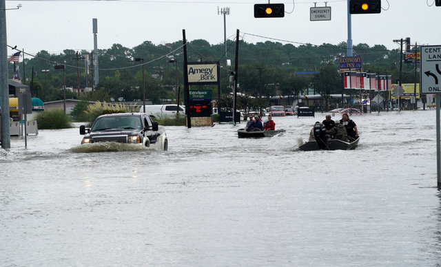 
Nhiều con đường ở Texas đã biến thành sông do ngập sâu (Ảnh: Reuters)

