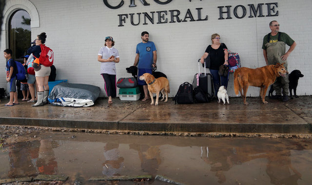 
Người dân và thú cưng đi sơ tán tại thành phố Dickinson (Ảnh: Reuters)
