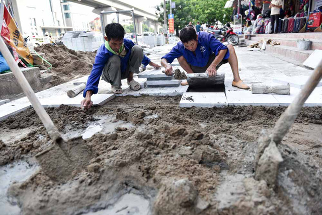 Thời gian gần đây, tuyến phố Nguyễn Trãi (quận Thanh Xuân, Hà Nội) được cải tạo, trong đó vỉa hè được lát đá tự nhiên thay vì gạch như trước đây. 