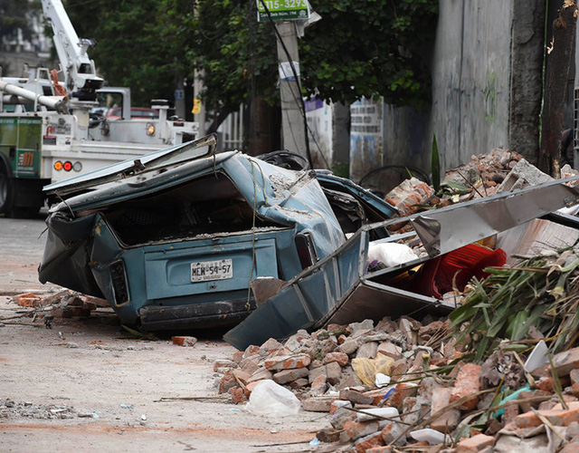 
Trận động đất xảy ra vào đêm 7/9 tại vùng duyên hải phía nam Mexico đã làm gần 60 người thiệt mạng tính đến thời điểm này, Đây được coi là trận động đất mạnh nhất trong vòng 100 qua. Nó đã kéo sập các tòa nhà, buộc hàng nghìn người phải đi sơ tán. Trong ảnh: xe hơi bị nghiền nát sau trận động đất. (Ảnh: Reuters)

