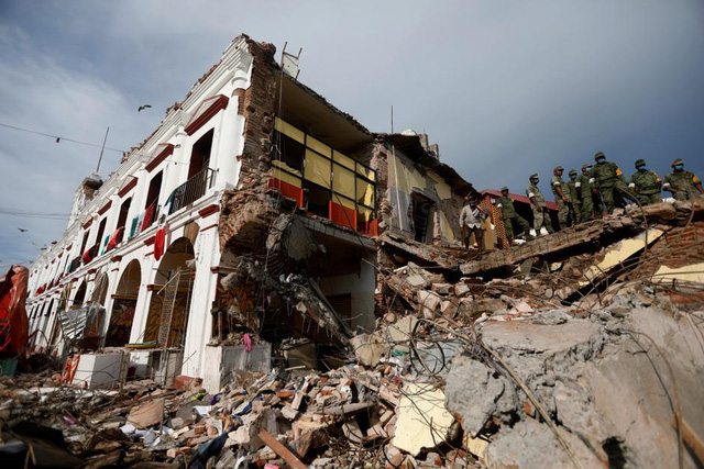 
Vùng bị ảnh hưởng nặng nhất là thành phố Juchitan, bang Oaxaca khi nhiều tòa nhà bị sập, cơ sở vật chất hư hại. Quân đội đã được điều động đến các khu vực bị thiệt hại nghiêm trọng để cứu hộ và kiểm soát những khu vực nguy hiểm. Theo thông tin ban đầu, ít nhất 45 người thiệt mạng ở các khu vực này. (Ảnh: Reuters)
