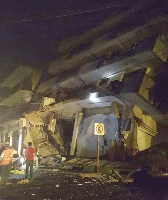 
Điện đã mất trên diện rộng gây ảnh hưởng tới 1 triệu người dân Mexico. Trong ảnh: Một tòa nhà bị đổ sau động đất (Ảnh: EPA)
