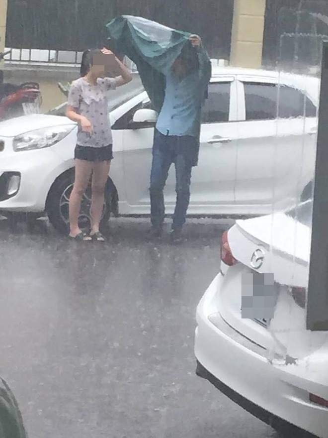 Cặp đôi dầm mưa trên phố Hà Nội gần 3 tiếng để...cãi nhau - Ảnh 4.