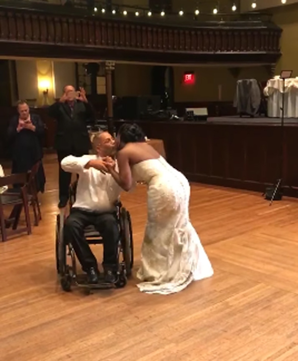 Xúc động cảnh người cha bị liệt 10 năm vẫn khiêu vũ cùng con gái trong ngày cưới-1