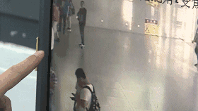 Khoảnh khắc chàng trai vừa đi vừa rải tiền xuống đất được camera giám sát ghi lại được