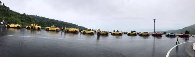 Hàng chục siêu xe và xe thể thao độ khủng vượt đèo Hải Vân trong cơn mưa lớn - Ảnh 5.