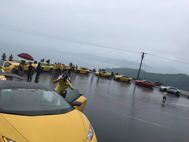 Hàng chục siêu xe và xe thể thao độ khủng vượt đèo Hải Vân trong cơn mưa lớn - Ảnh 6.