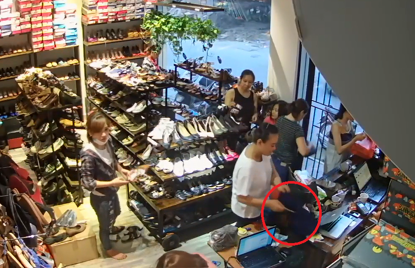 Video - Clip: Nam thanh niên trộm iPhone 7 Plus cực nhanh trong cửa hàng quần áo (Hình 2).