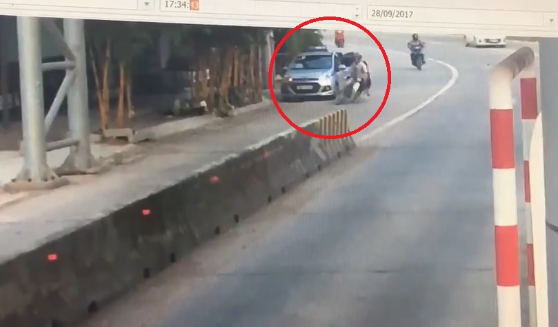 Video - Clip: Taxi mở cửa bất cẩn gây tai nạn cho người đi đường rồi bỏ chạy