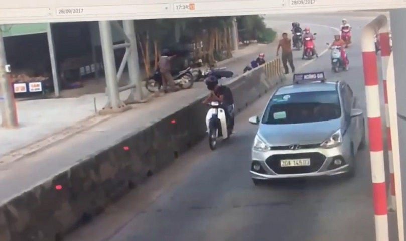 Video - Clip: Taxi mở cửa bất cẩn gây tai nạn cho người đi đường rồi bỏ chạy (Hình 2).