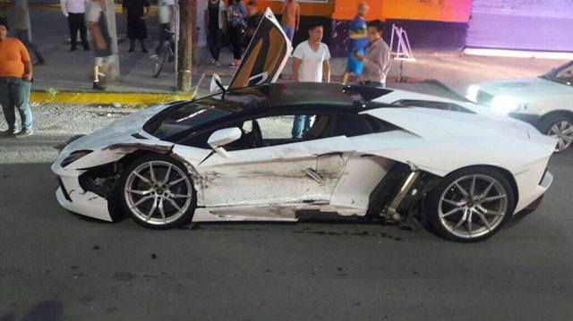 Đâm vào sườn siêu xe Lamborghini Aventador, tài xế taxi tạ ơn trời vì không bị bắt đền - Ảnh 3.