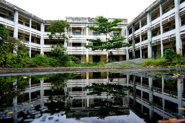 Tuy nhiên, sau 4 năm hoạt động, trường bắt đầu sụt lún nghiêm trọng gây nguy hiểm cho việc học tập của học sinh nên học sinh phải chuyển sang trường khác, từ đó ngôi trường này bị bỏ hoang tới nay.