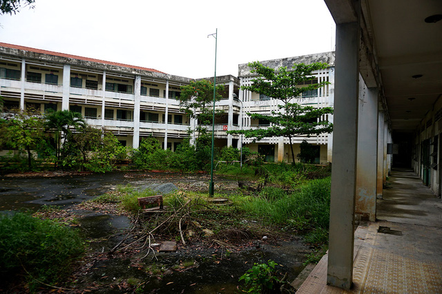 Trường tiểu học Phú Định rộng 6.500 m2, gồm 3 dãy nhà 2 tầng với khoảng 40 phòng học. Sau khi bị bỏ hoang nhiều năm, trường học được đóng kín càng trở nên vắng vẻ và u ám.