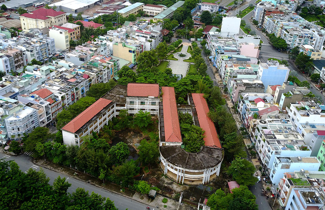 Trường tiểu học Phú Định (còn gọi là trường Trần Văn Kiểu, nằm trên đường Vành Đai, phường 10, quận 6, TPHCM) được xây dựng với kinh phí hàng chục tỷ đồng và được đưa vào sử dụng từ tháng 9/2004.