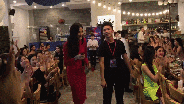 Hoàng Thùy bất ngờ khoe giọng hát đầy nội lực tại Hoa hậu Hoàn vũ Việt Nam 2017-3