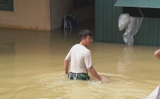 
Nhiều nhà cửa trong vùng ngập sâu, người dân phải lội nước ngang bụng để vào nhà.
