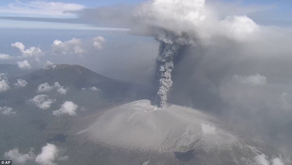 Núi lửa Nhật Bản thức giấc, phun khói độc cao 1.700 mét - 3