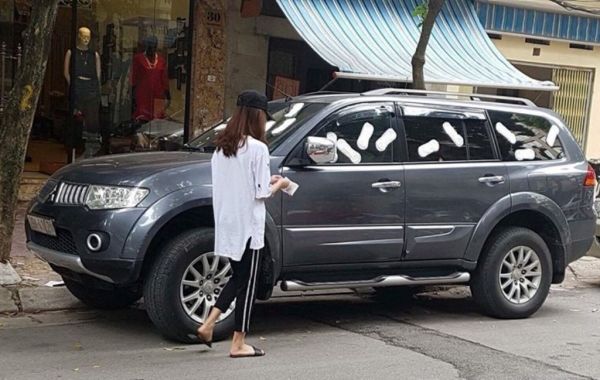 
Cô gái trẻ dán băng vệ sinh kín xe ô tô vì cho rằng chủ xe "đỗ xe vô ý thức". (ảnh Facebook)