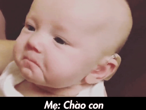 Rơi nước mắt trước hình ảnh bé khiếm thính bật khóc khi lần đầu nghe giọng nói của mẹ-1