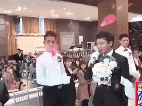 Chú rể hát cực hay tặng cô dâu trong đám cưới khiến nhiều người lịm tim-1