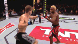 Vo si danh ban tap nga thung tuong bang 'cu dam sieu nhan' hinh anh 1