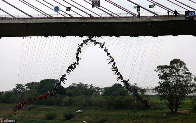 Trò này khác với trò chơi mạo hiểm “nhảy bungee” ở chỗ sợi dây của trò “nhảy dây” không hề có độ đàn hồi. Khi “nhảy dây” thay vì bật ngược lại như chơi “nhảy bungee”, người chơi sẽ rơi dần xuống đến hết chiều dài sợi dây và phải leo ngược lên cây cầu thông qua chính sợi dây đó.
