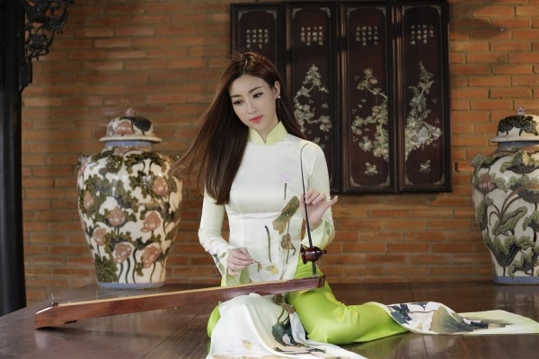 Thưởng thức tài nghệ chơi đàn bầu của hoa hậu Đỗ Mỹ Linh-2