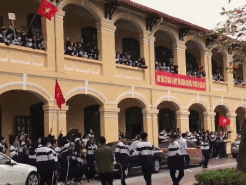 Học sinh trường người ta: Đồng loạt quẩy cực sung trên nền nhạc hit Haru Haru-1