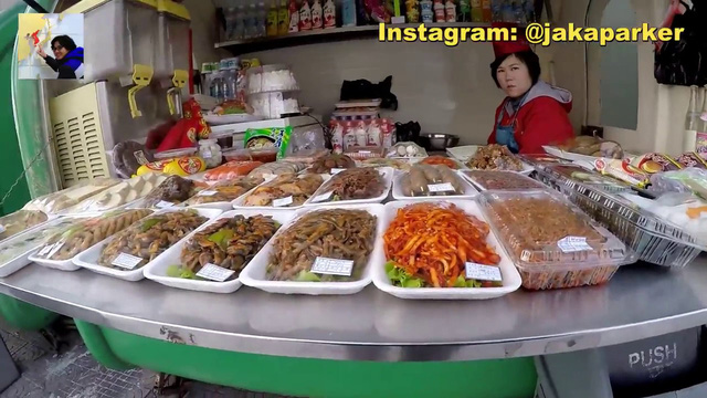 Một cửa hàng bán đồ ăn sẵn trên đường phố Bình Nhưỡng
