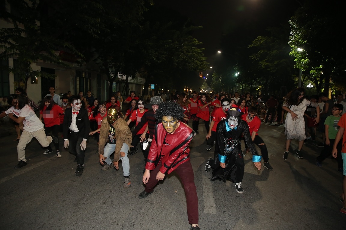 Đã mắt với màn nhảy flashmob theo phong cách thây ma trên phố đi bộ Hà Nội-7
