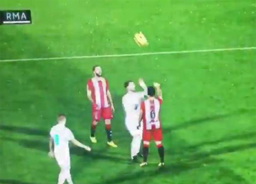 Cau thu Girona tung bong treu tuc Ramos, tra dua giup Messi hinh anh 1