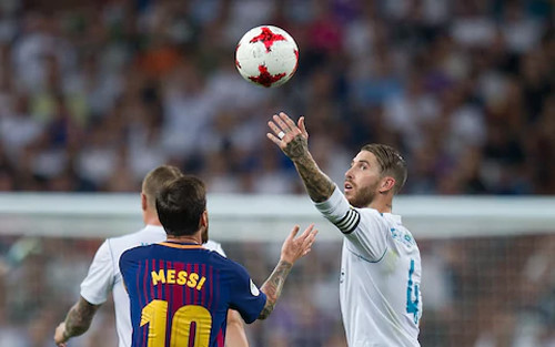 Cau thu Girona tung bong treu tuc Ramos, tra dua giup Messi hinh anh 2