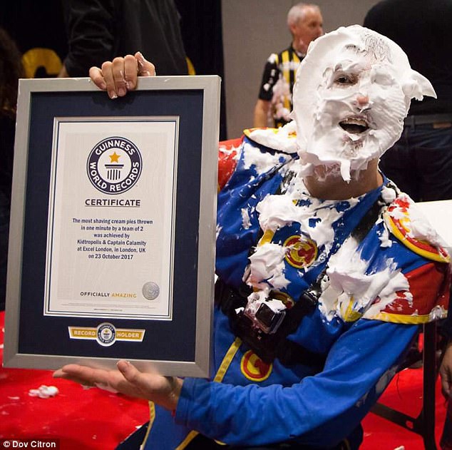 Hai người đàn ông Anh - Dov Citron (ảnh) và Paul Megram - đã hợp tác rất ăn ý để xác lập Kỷ lục Guinness Thế giới Mới khi họ ném được nhiều chiếc bánh kem nhất vào… mặt nhau trong vòng một phút.